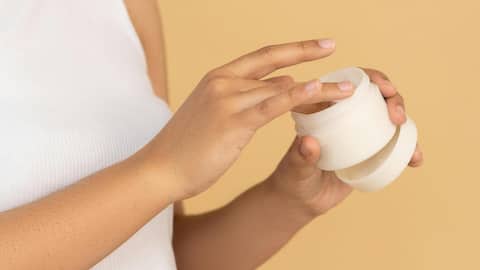 सर्दियों में शुष्क होकर फटने लगी है त्वचा, इस तरह देखभाल करने से होगा फायदा सर्दियों में शुष्क होकर फटने लगी है त्वचा, इस तरह देखभाल करने से होगा फायदा