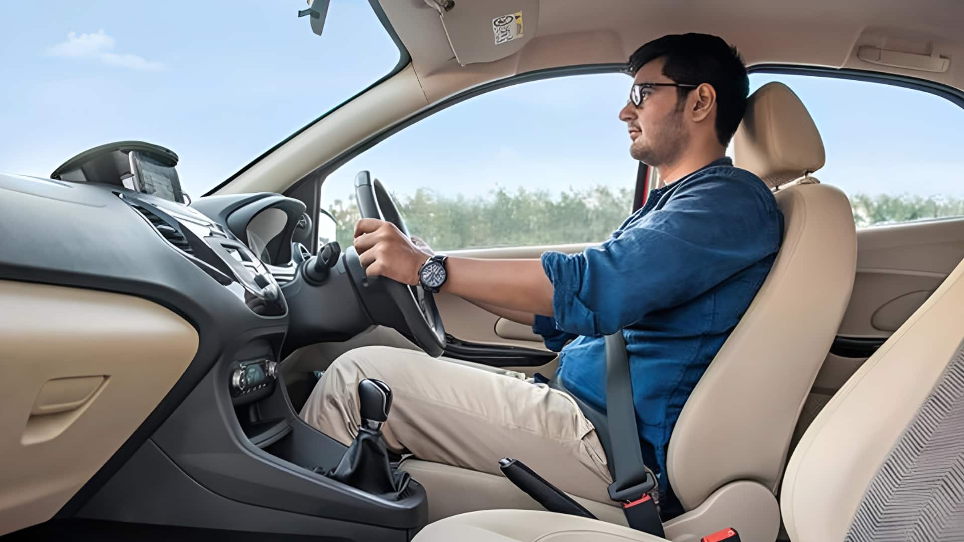 कार की ड्राइविंग सीट पर बैठने के ये तरीके हैं खतरनाक, हो सकते हैं जोखिम