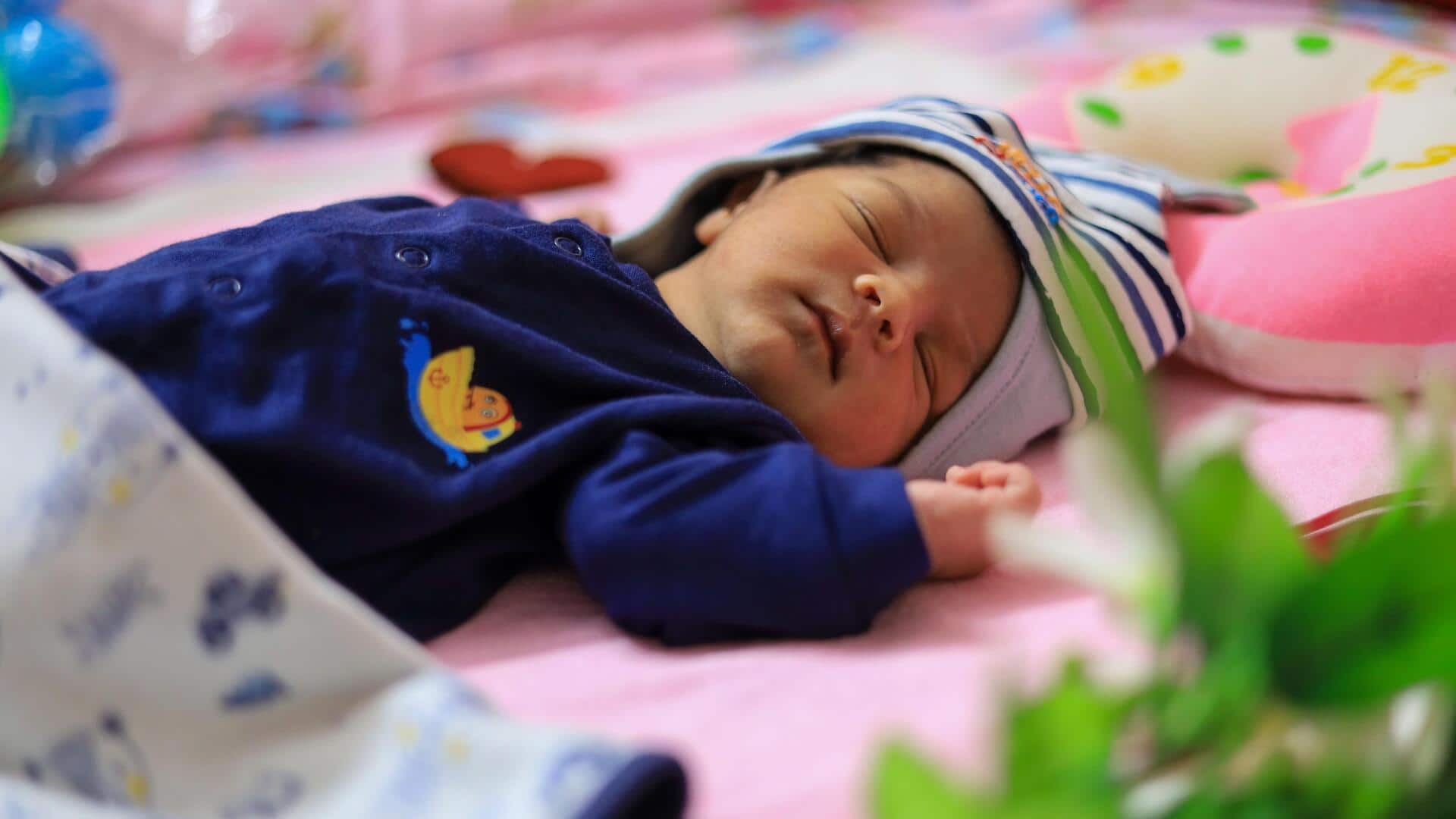 बिस्तर पर सोते समय बच्चों की सुरक्षा करने के लिए अपनाएं ये 5 आसान उपाय