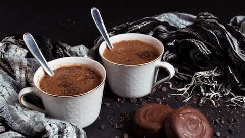 सर्दियों में चाय या कॉफी की जगह हॉट चॉकलेट का सेवन करें, मिलेंगे ये स्वास्थ्य लाभ