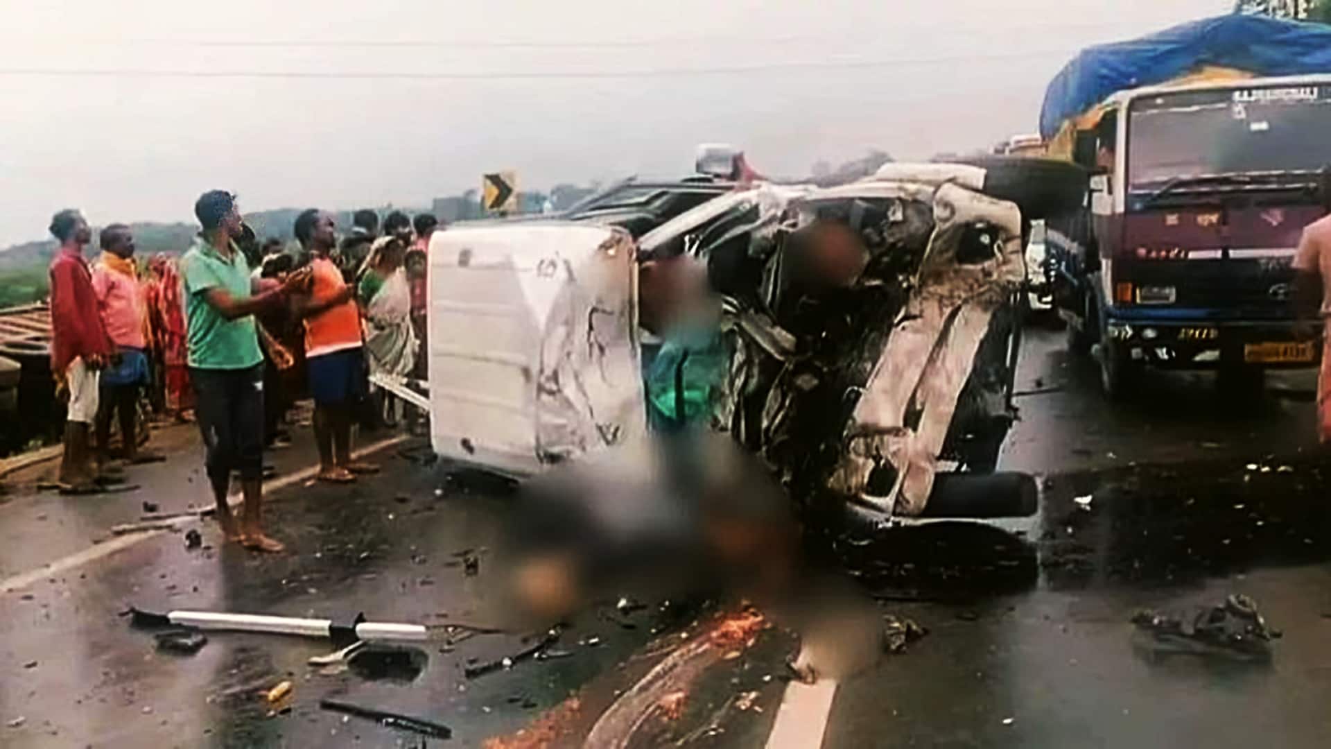 पश्चिम बंगाल के पुरुलिया में ट्रक और बोलेरो की आमने-सामने टक्कर, 9 की मौत पश्चिम बंगाल के पुरुलिया में ट्रक और बोलेरो की आमने-सामने टक्कर, 9 की मौत