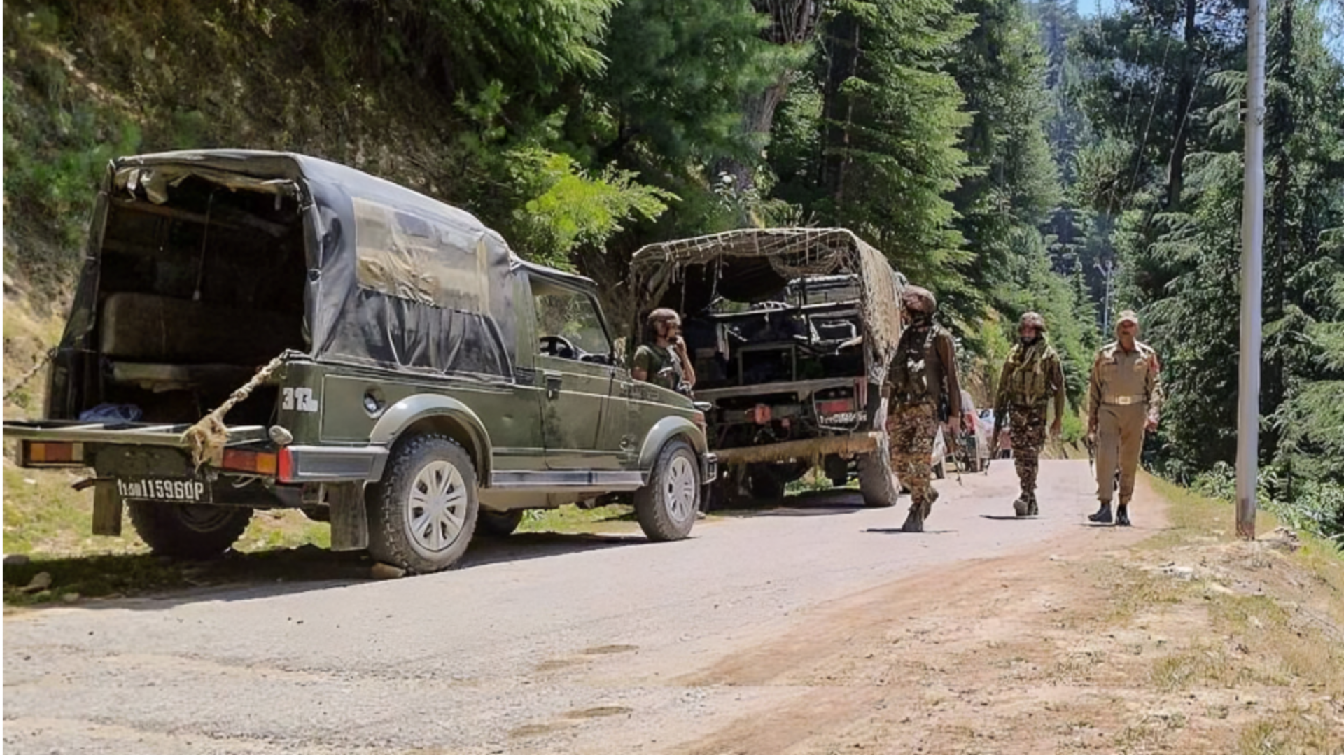 जम्मू-कश्मीर: नियंत्रण रेखा के पास अखनूर सेक्टर में आतंकवादियों ने किया IED धमाका, 2 जवान शहीद