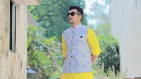 रक्षाबंधन पर भाइयों को चुनने चाहिए ये शानदार आउटफिट, लगेंगे बेहद आकर्षक 