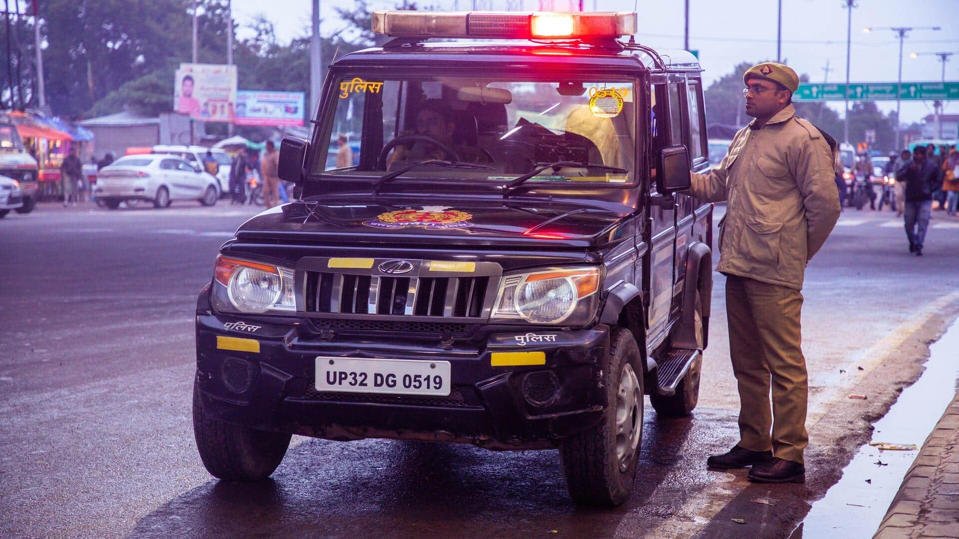 लखनऊ: भाजपा का झंडा लगी निजी कार ने लाल बत्ती लगाकर किया स्टंट, चालान कटा