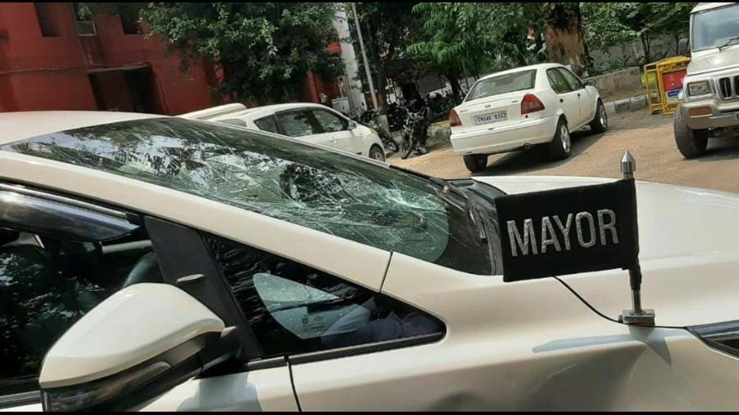 चंडीगढ़ में किसानों ने किया भाजपा नेता और मेयर की कार पर हमला चंडीगढ़ में किसानों ने किया भाजपा नेता और मेयर की कार पर हमला