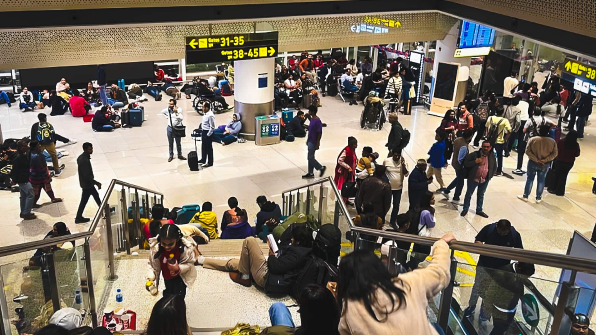 इंडिगो के कारण फैली अव्यवस्था के लिए संसदीय समिति ने एयरलाइंस-DGCA से जवाब मांगा