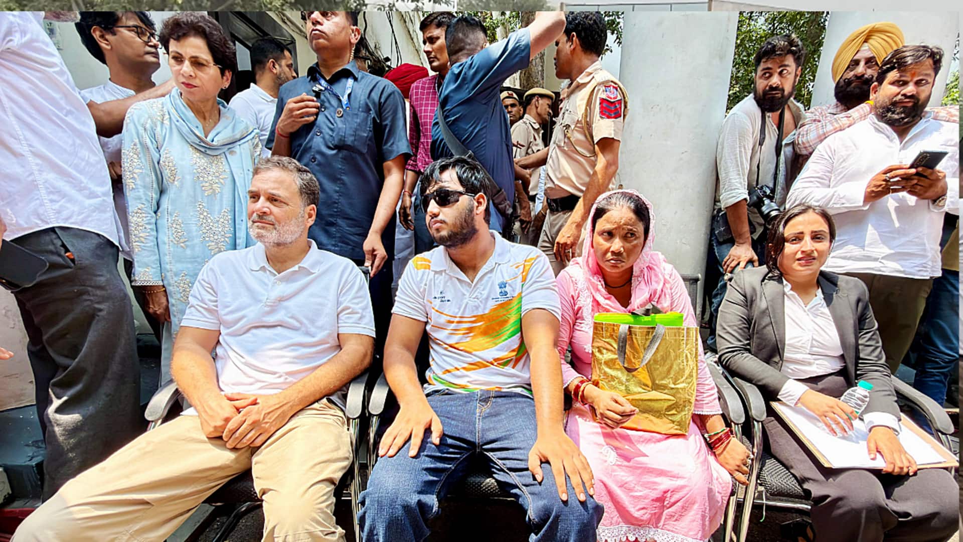 पैलेट गन से घायल युवक के साथ थाने के बाहर धरने पर बैठे राहुल और प्रियंका