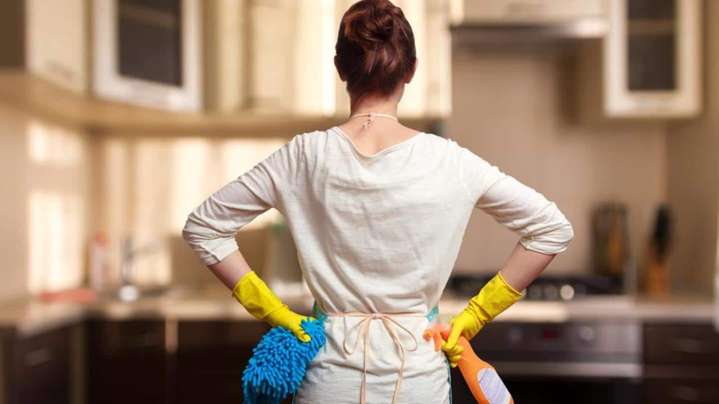 घर की साफ-सफाई करते समय भूल से भी न करें ये गलतियां