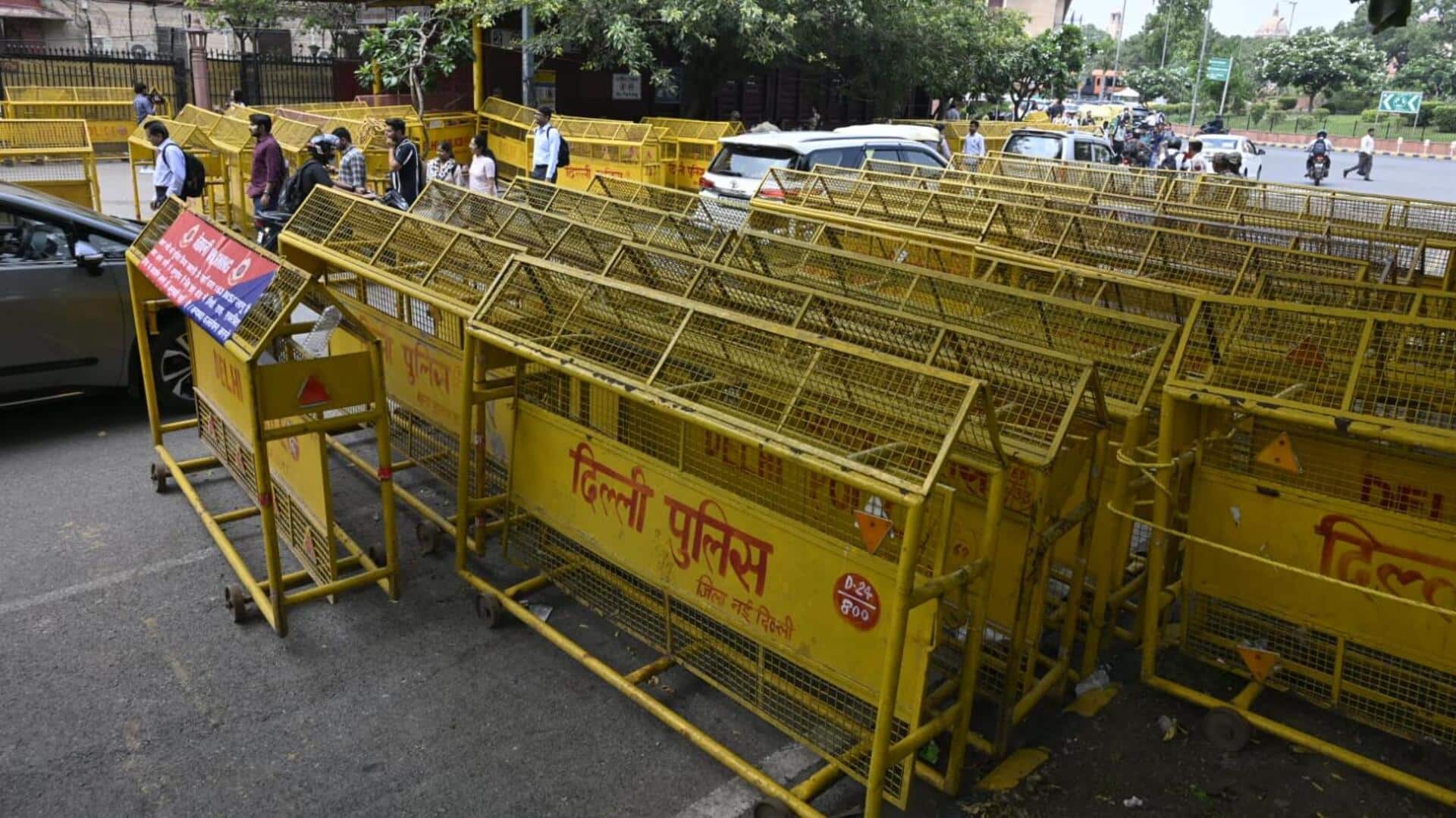 दिल्ली में संसद के आसपास अभेद किलेबंदी, लोहे की चादर पर 3 स्तर की बैरिकेडिंग लगाई