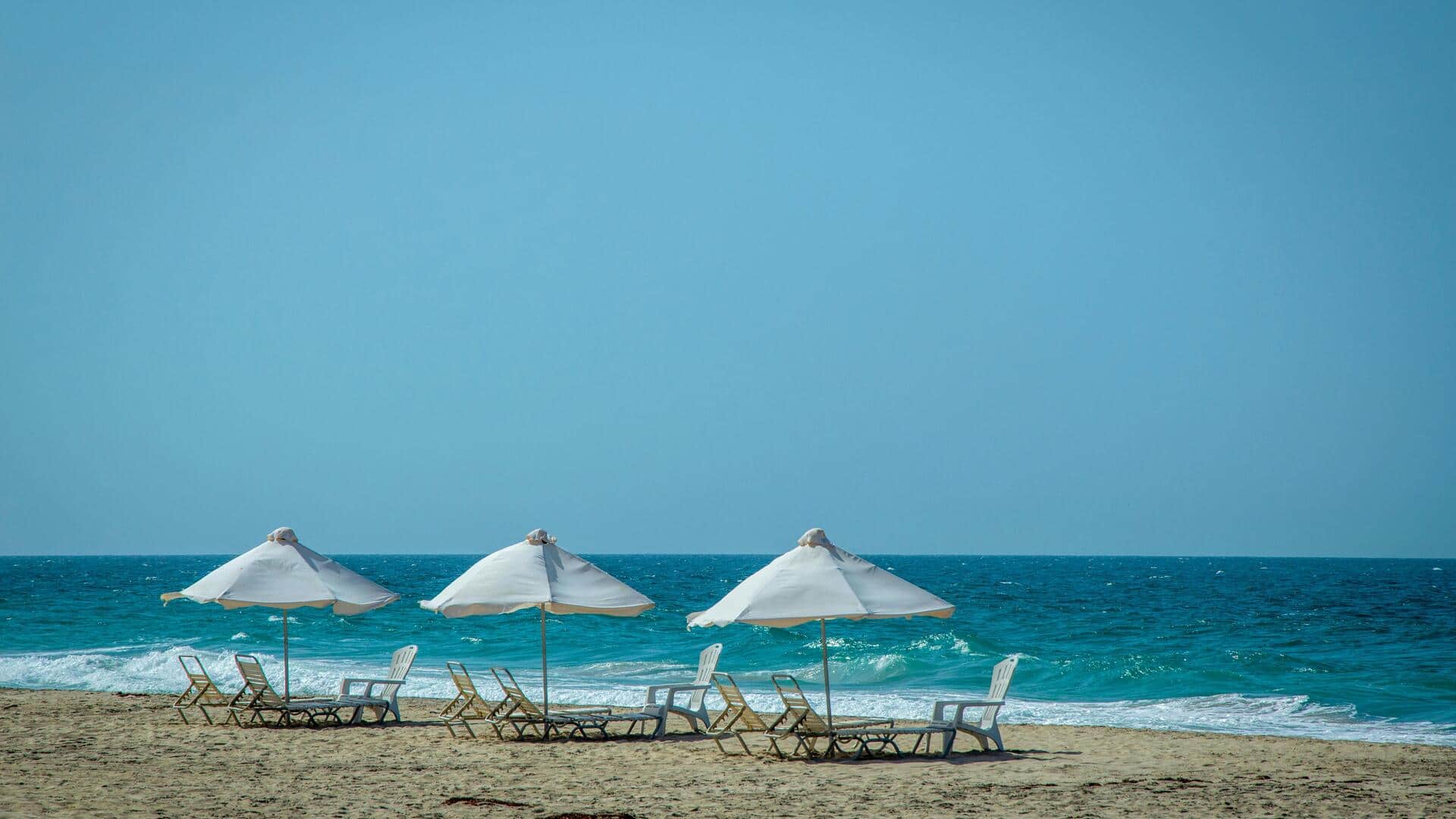 बीच पर जाने से पहले बैग में जरूर रखें ये 5 चीजें, यात्रा बन जाएगी आसान