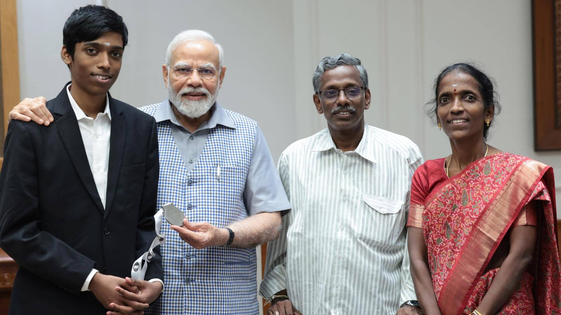 प्रधानमंत्री नरेंद्र मोदी ने प्रगनाननंदा और उनके परिवार से की मुलाकात, देखिए तस्वीरें