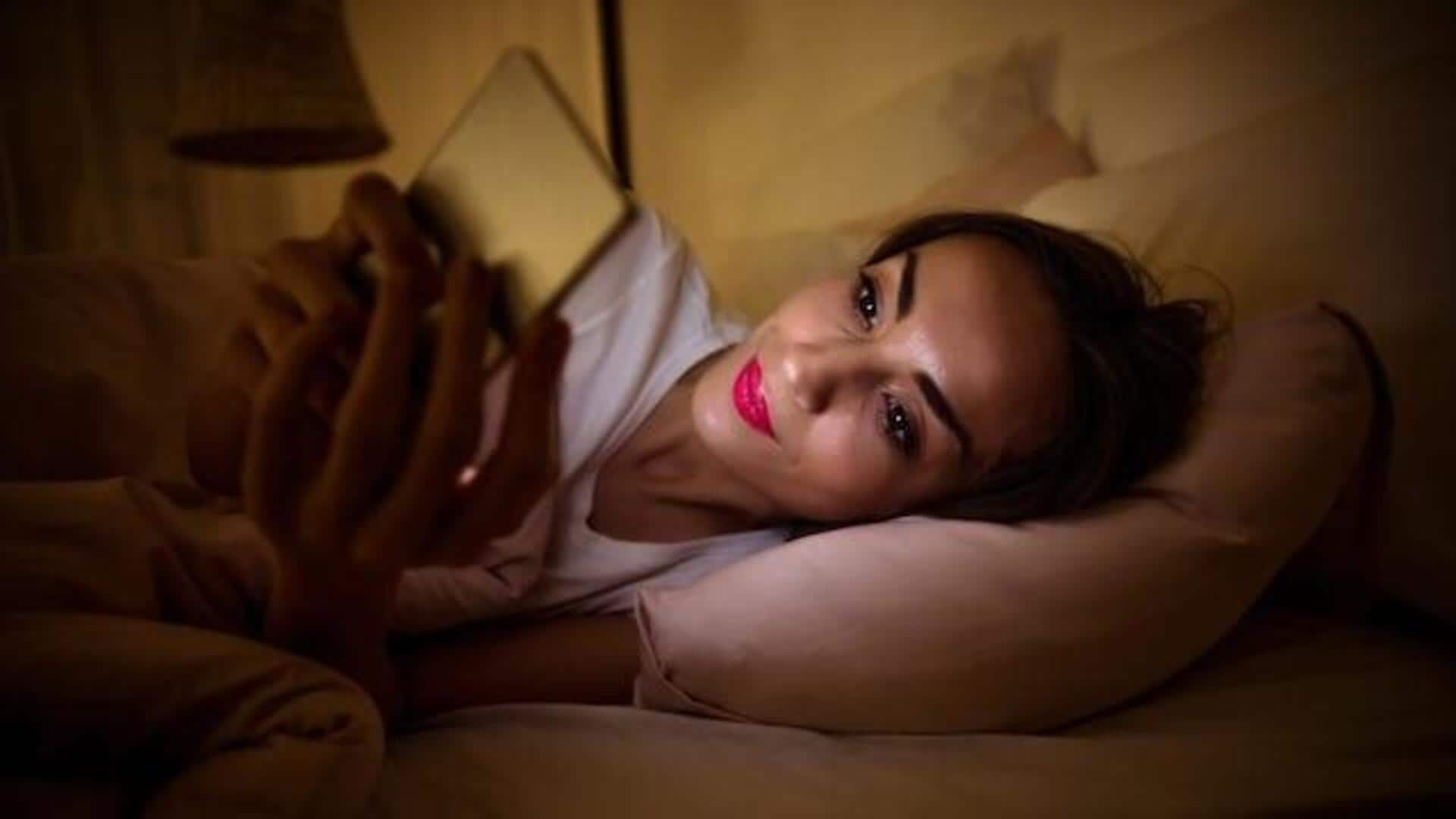 देर तक जागने से अगली सुबह भूख और क्रेविंग पर पड़ता है असर, जानिए कैसे