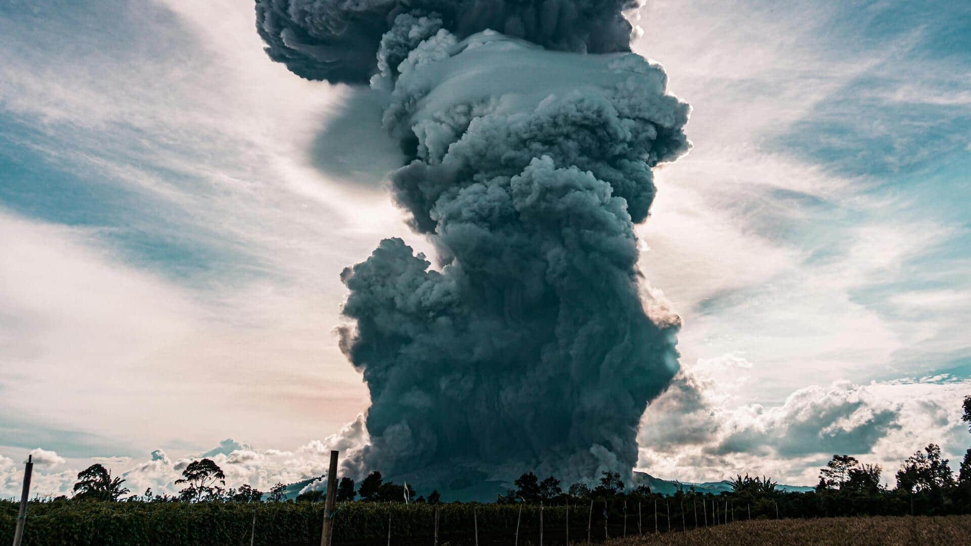 प्रदूषण से जूझ रही दिल्ली के लिए क्या आफत बनेगी हेली गुब्बी ज्वालामुखी की राख?