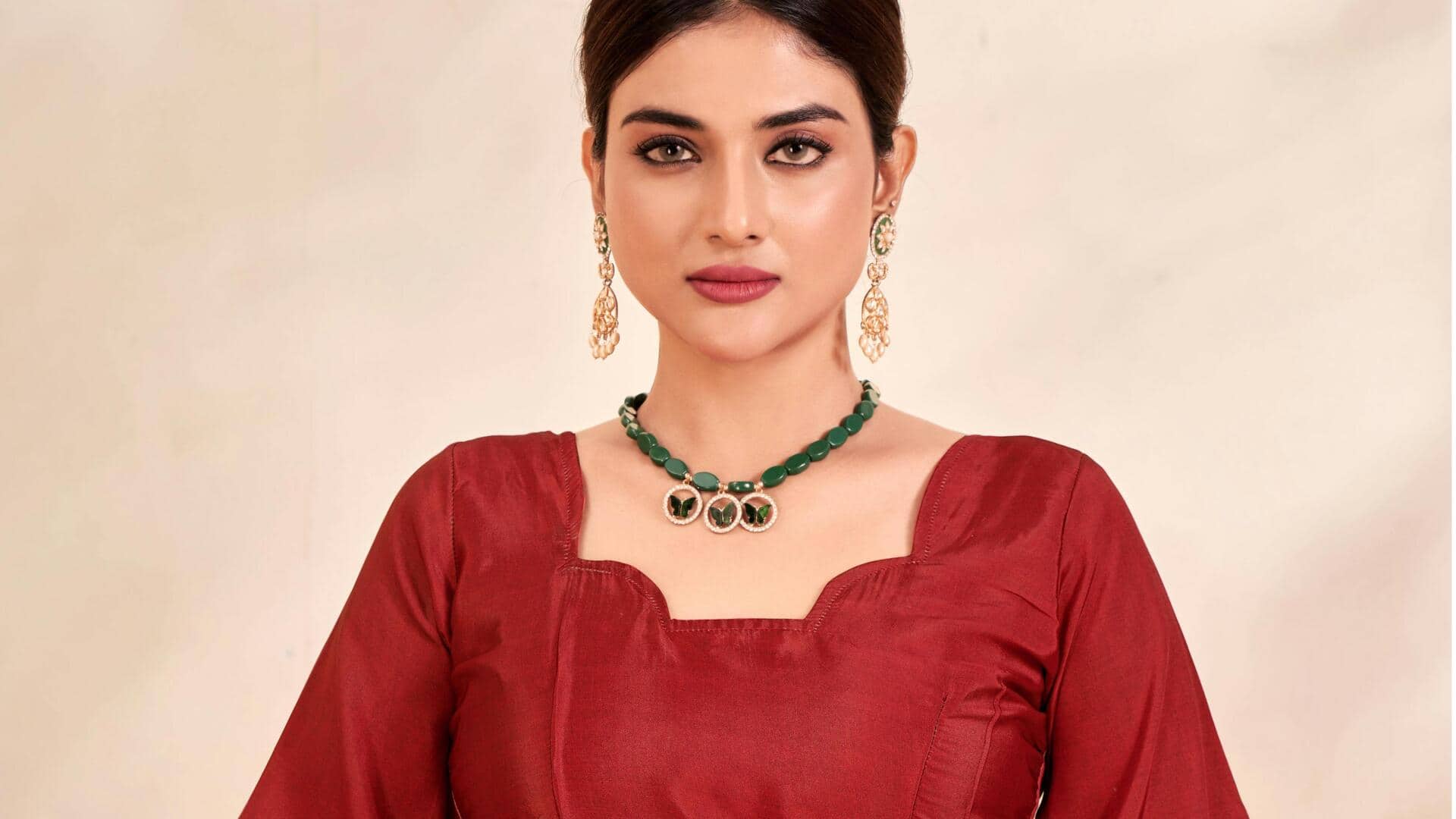 अपने लुक को खास बनाने के लिए चुनें ये 4 तरह के ब्रोकेड ब्लाउज, लगेंगी सुंदर