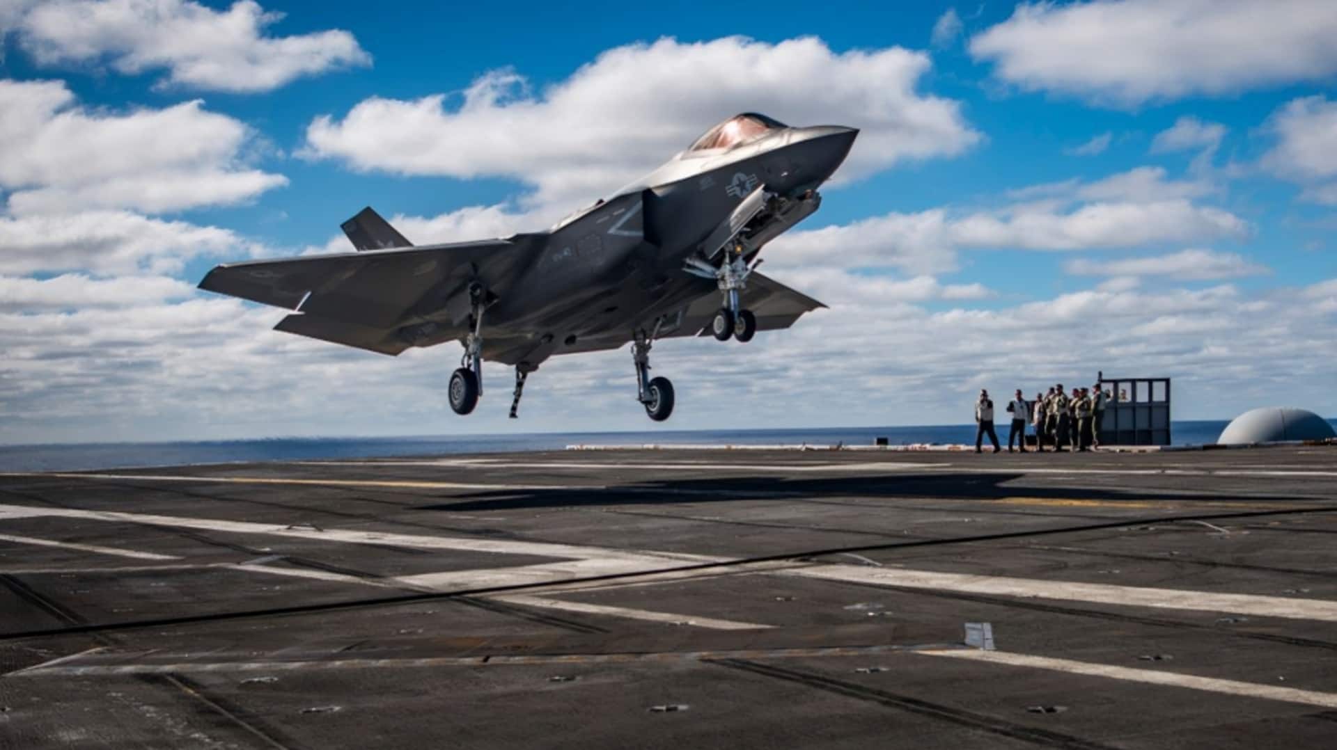 कैलिफोर्निया के नौसैनिक अड्डे पर F-35 लड़ाकू विमान दुर्घटनाग्रस्त, पायलट सुरक्षित कैलिफोर्निया के नौसैनिक अड्डे पर F-35 लड़ाकू विमान दुर्घटनाग्रस्त, पायलट सुरक्षित