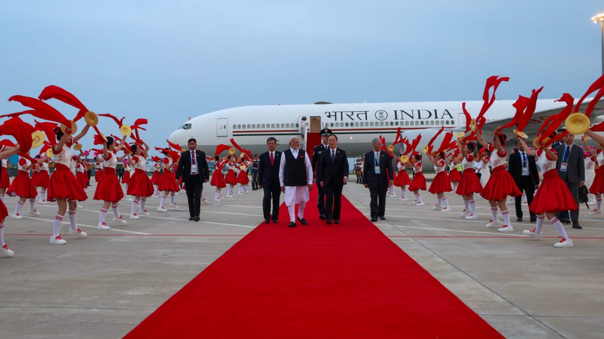 प्रधानमंत्री नरेंद्र मोदी 7 साल बाद चीन पहुंचे, राष्ट्रपति शी जिनपिंग से करेंगे मुलाकात प्रधानमंत्री नरेंद्र मोदी 7 साल बाद चीन पहुंचे, राष्ट्रपति शी जिनपिंग से करेंगे मुलाकात