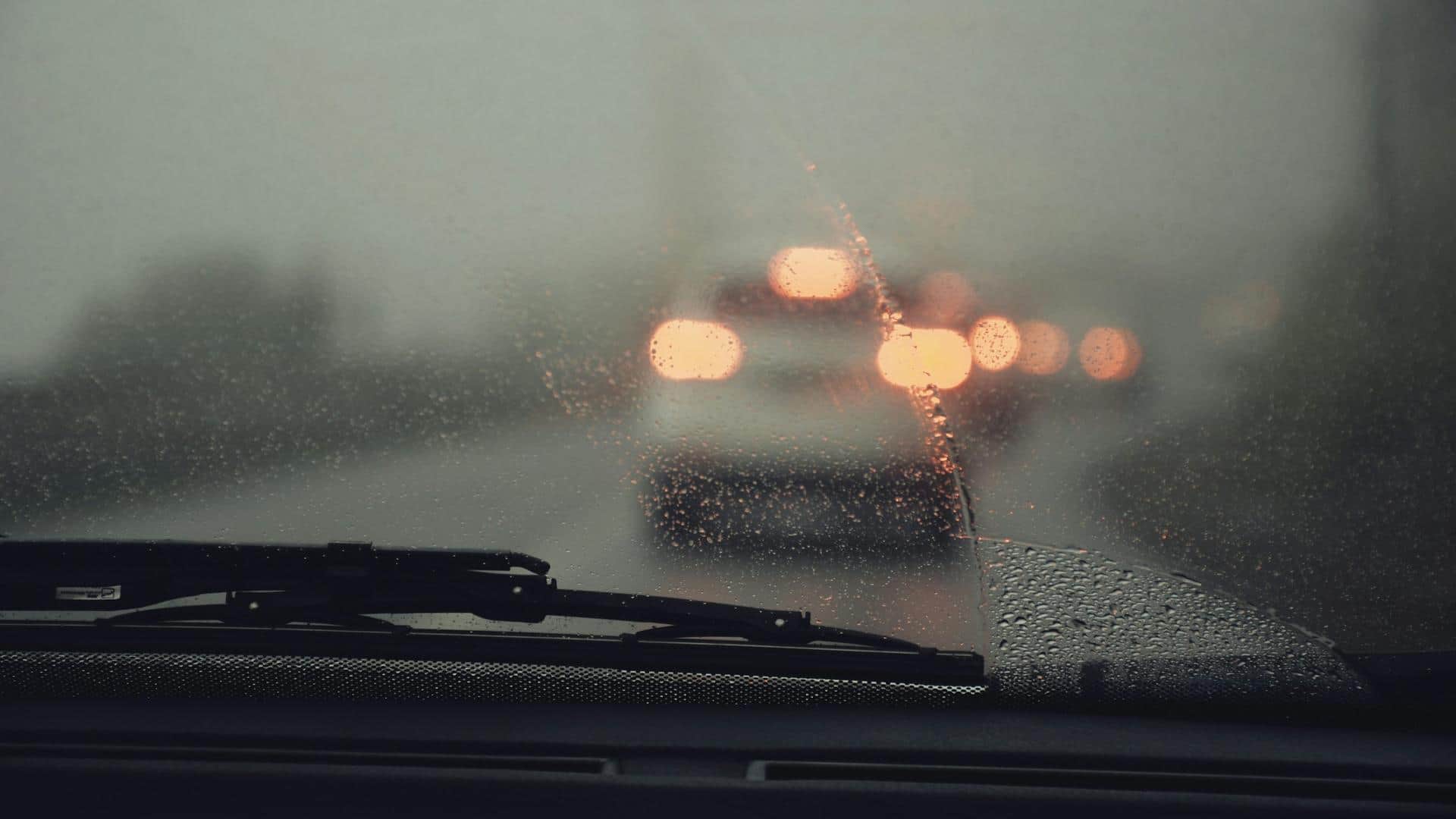 ठंड के मौसम में कार के शीशे पर जमा धुंध कैसे हटाएं? 