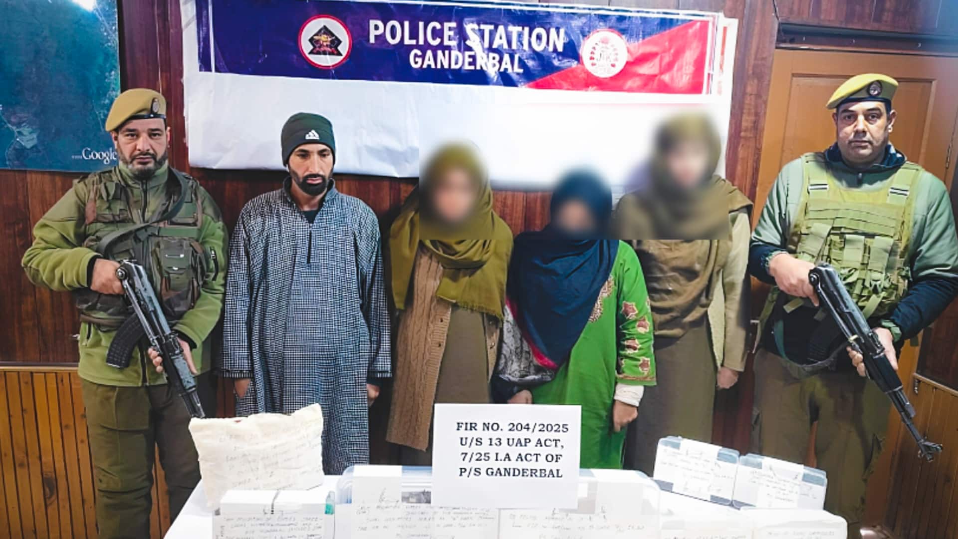 जम्मू-कश्मीर में आतंकियों की मदद करने के आरोप में महिला समेत 2 गिरफ्तार, हथियार-नकदी बरामद