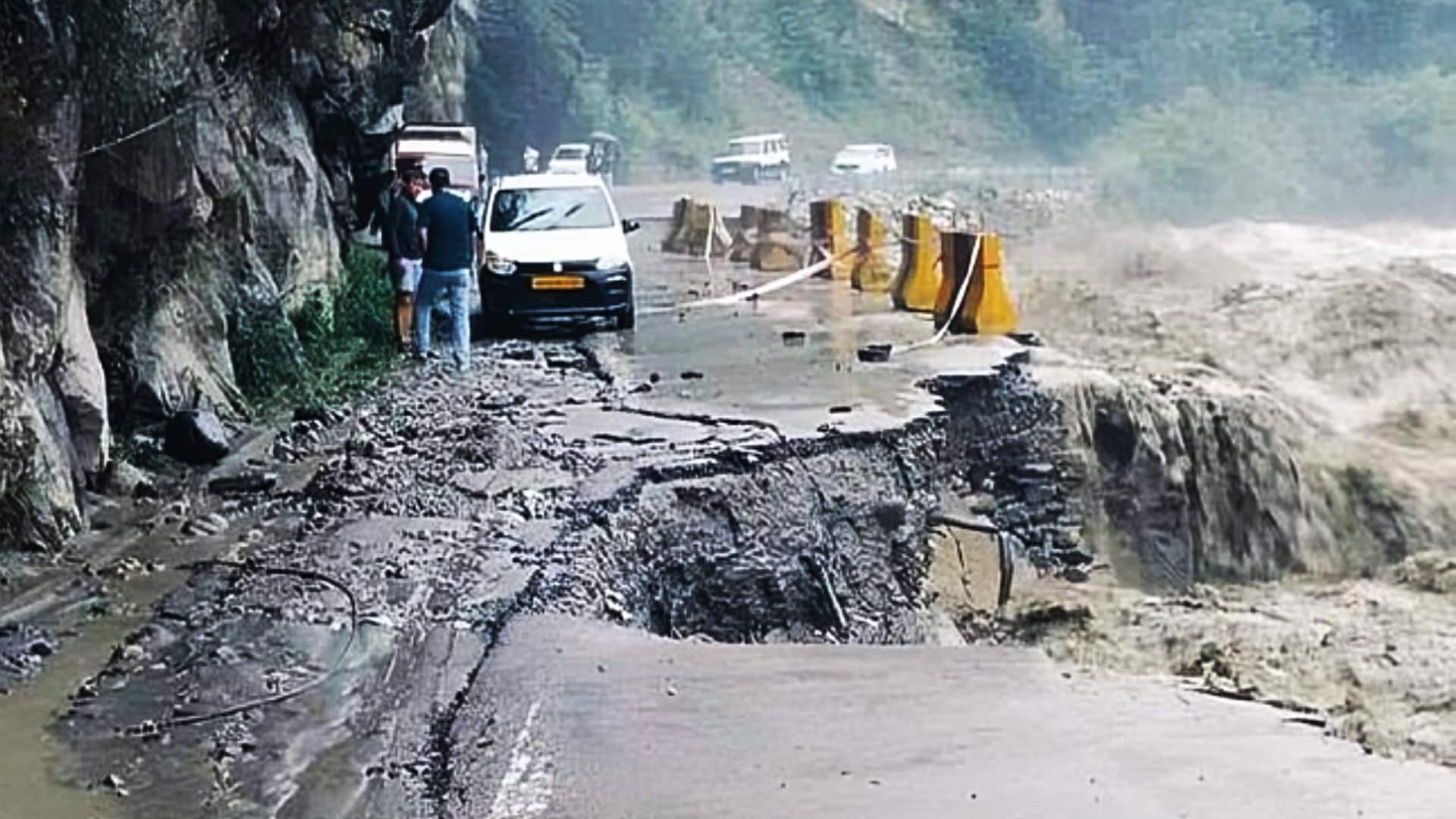 हिमाचल प्रदेश में 3 जगह बादल फटने से 5 की मौत; 5 लापता, पर्यटकों से अपील हिमाचल प्रदेश में 3 जगह बादल फटने से 5 की मौत; 5 लापता, पर्यटकों से अपील