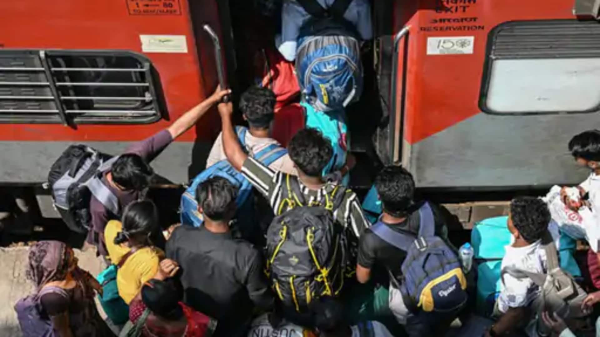 जम्मू-कश्मीर में गोलाबारी के बाद लौटने लगे प्रवासी श्रमिक, श्रीनगर स्टेशन पर भारी भीड़ जम्मू-कश्मीर में गोलाबारी के बाद लौटने लगे प्रवासी श्रमिक, श्रीनगर स्टेशन पर भारी भीड़