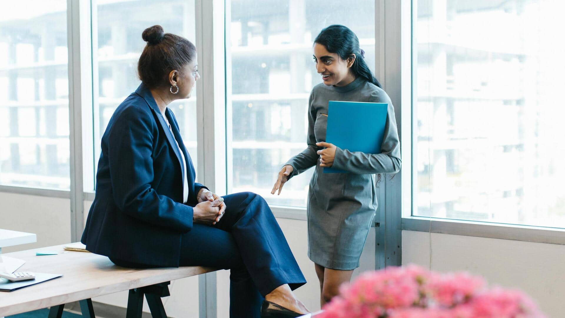 दूसरों से बात करते समय इन 5 बातों का रखें ध्यान, संचार कौशल होगा बेहतर