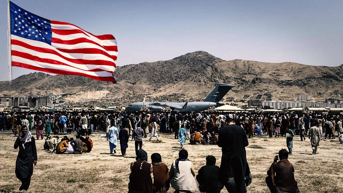 काबुल हवाई अड्डे के बाहर उमड़ी भीड़, अमेरिकी सेना ने दागे आंसू गैस के गोले