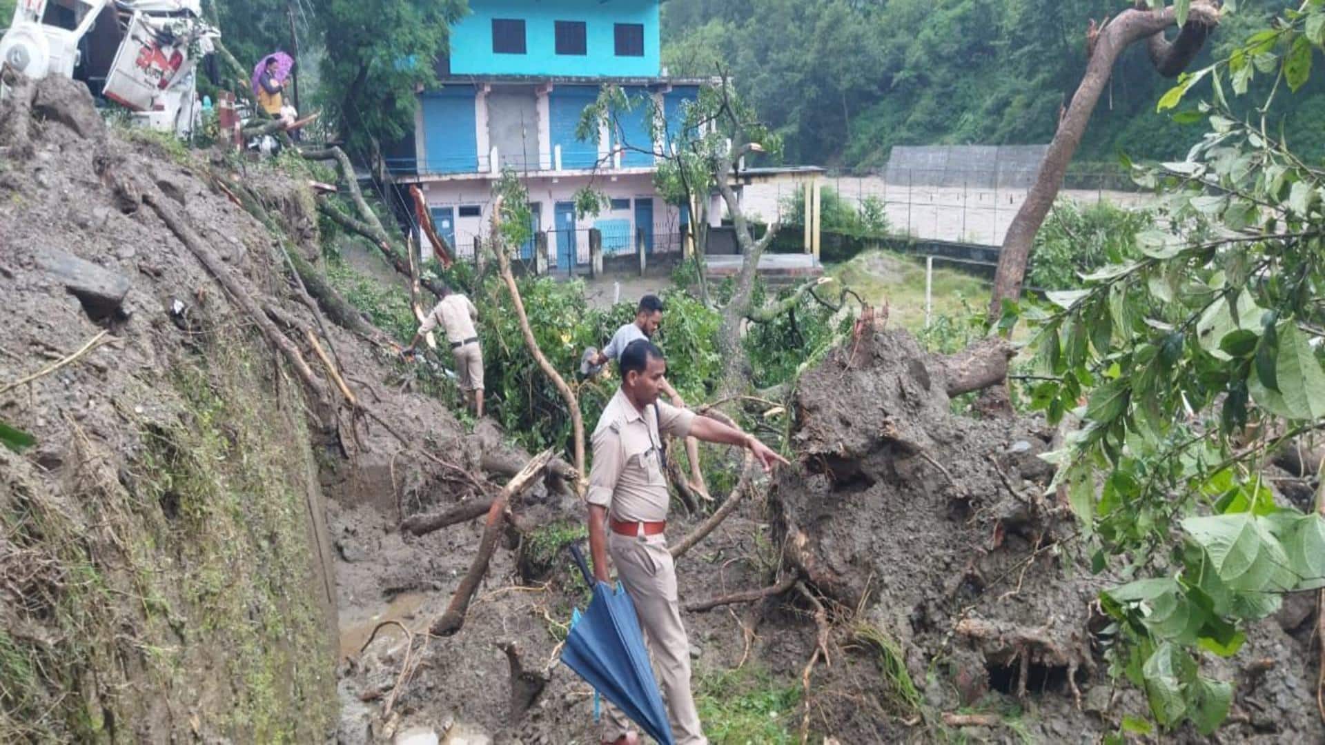 उत्तराखंड के चमोली में बादल फटने से युवती की मौत, दुकानें और वाहन क्षतिग्रस्त उत्तराखंड के चमोली में बादल फटने से युवती की मौत, दुकानें और वाहन क्षतिग्रस्त