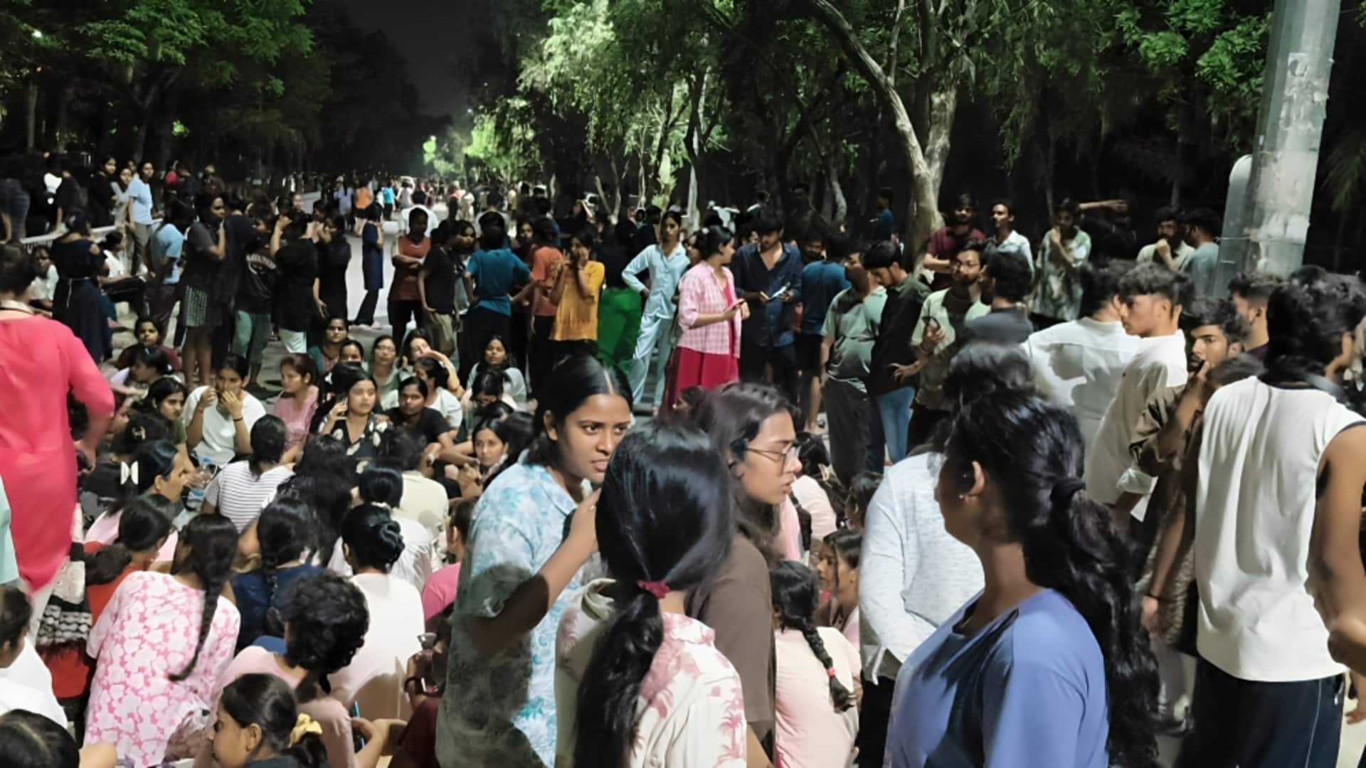 लखनऊ में अंबेडकर विश्वविद्यालय की छात्रा की फूड प्वाइजनिंग से मौत, छात्रों का रात को हंगामा