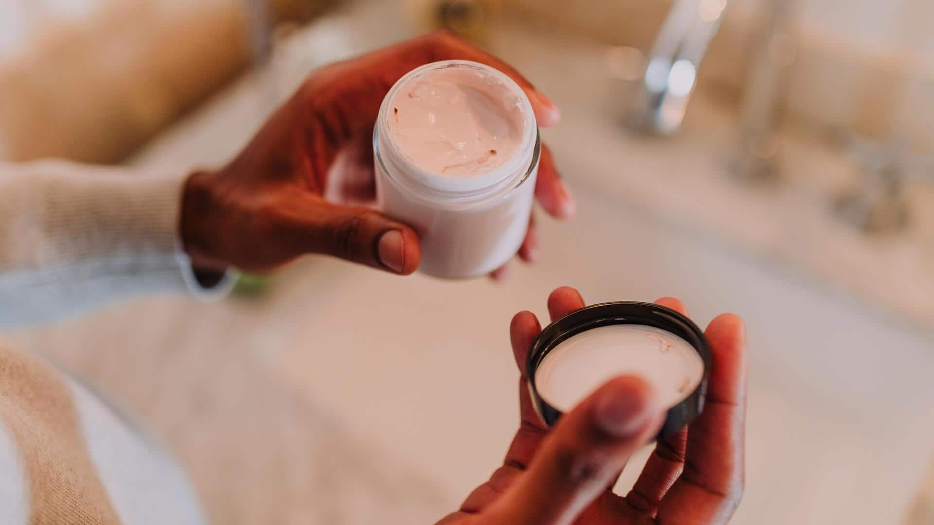 सर्दियों में रूखी त्वचा के लिए बनाएं ये 5 प्राकृतिक क्रीम, आसान है तरीका