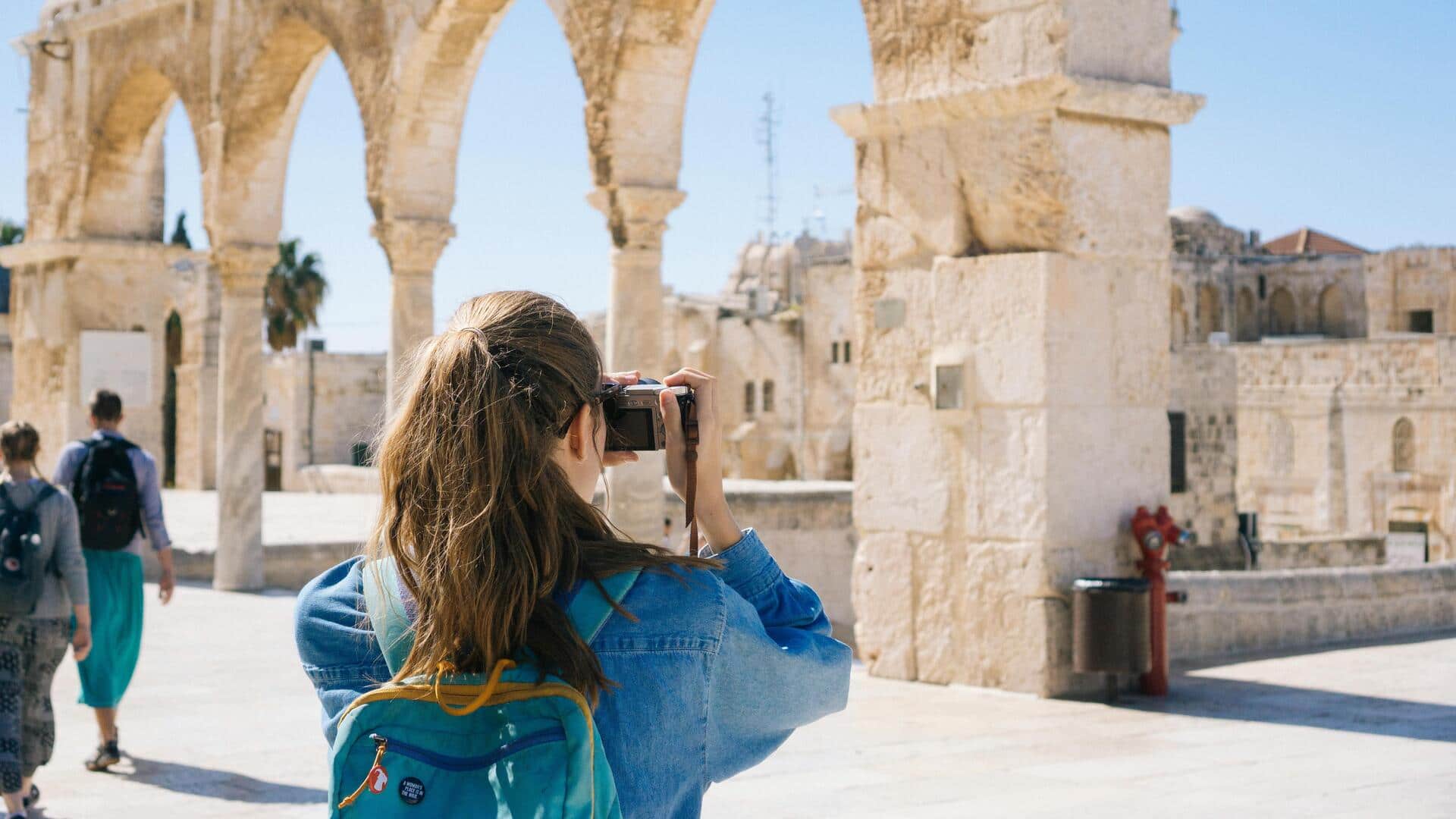 भारतीय संस्कृति से प्रभावित हैं विदेशी पर्यटक, इन 5 बातों से हो सकते हैं परेशान