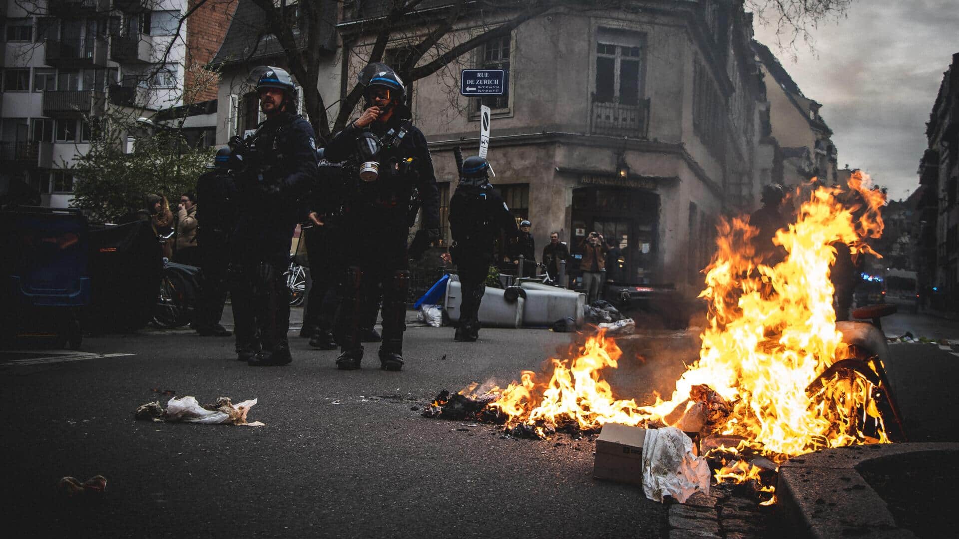 फ्रांस: पुलिस और प्रदर्शनकारियों की झड़प के बीच आराम से सैंडविंच खाता रहा व्यक्ति, देखें वीडियो