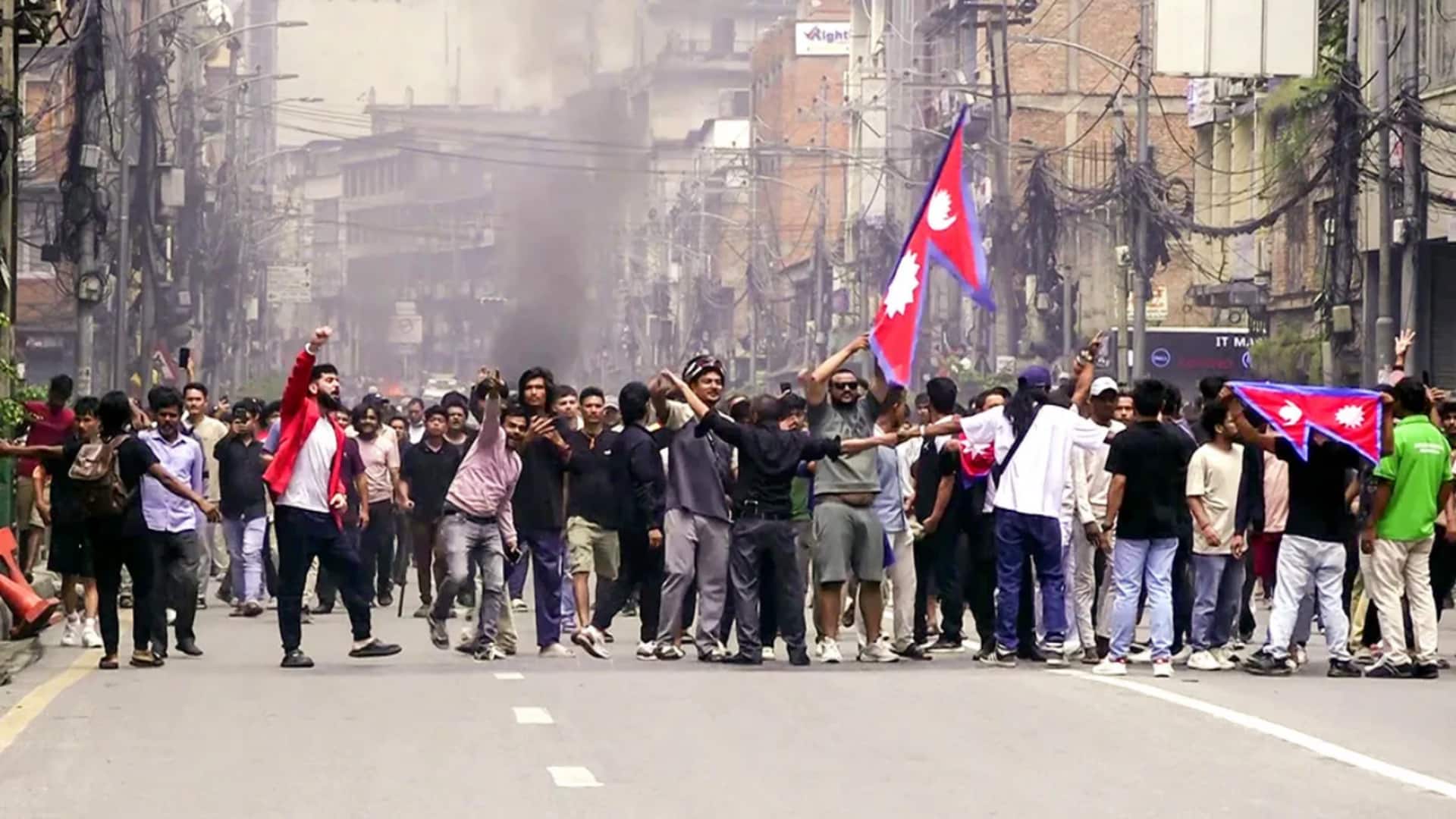 राजशाही की वापसी या सैन्य शासन, नेपाल में आगे क्या हो सकता है?