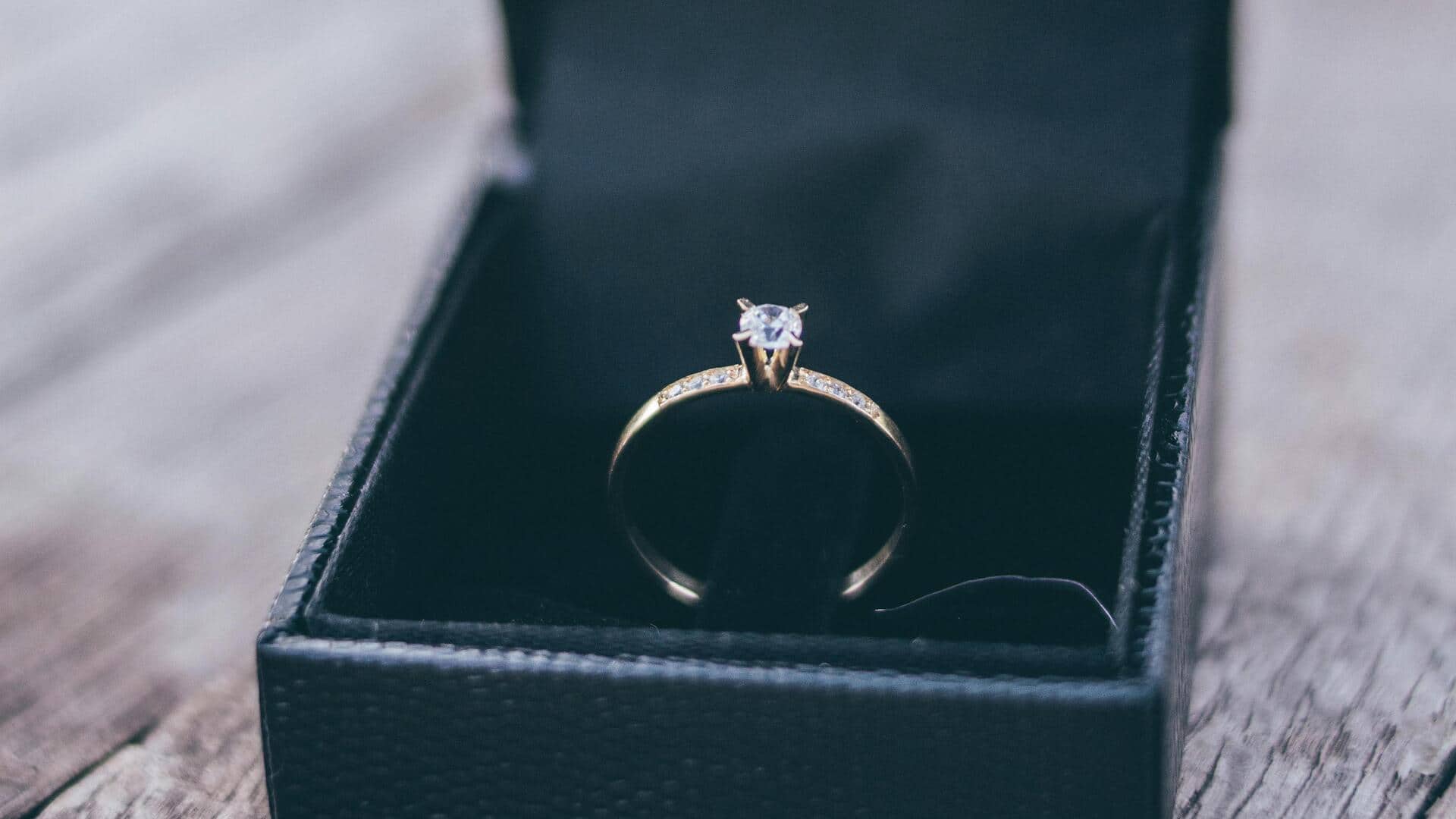 चांदी के गहनों को स्टोर करते समय न करें ये 5 गलतियां