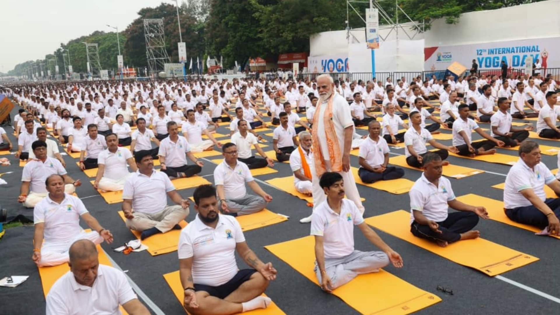 अंतरराष्ट्रीय योग दिवस: प्रधानमंत्री ने कोलकाता में लोगों को योग सिखाया, बोले- यह सबको जोड़ता है