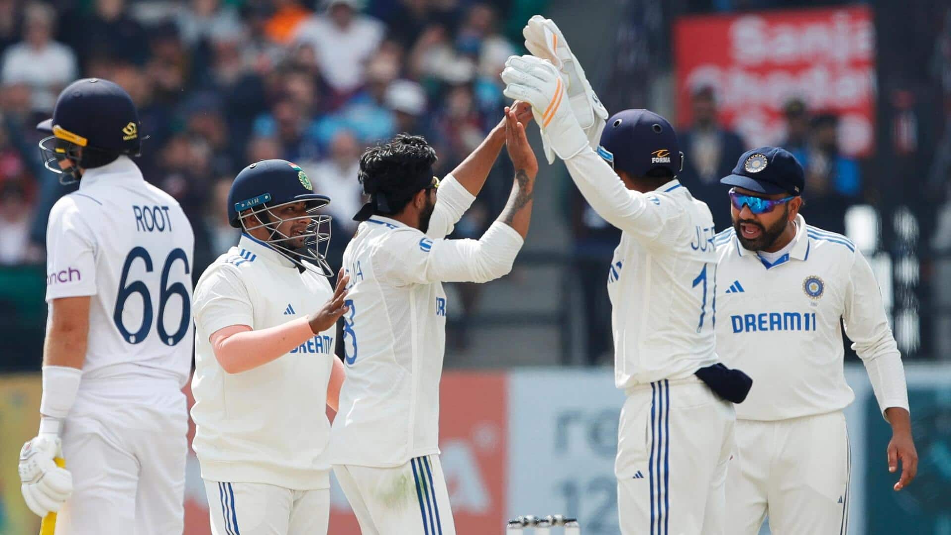 धर्मशाला टेस्ट: इंग्लैंड की पहली पारी 218 पर सिमटी, कुलदीप और अश्विन की घातक गेंदबाजी