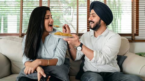 आपके पार्टनर भी हैं फूडी? प्यार जताने के लिए उन्हें बनाकर खिलाएं ये लजीज पकवान
