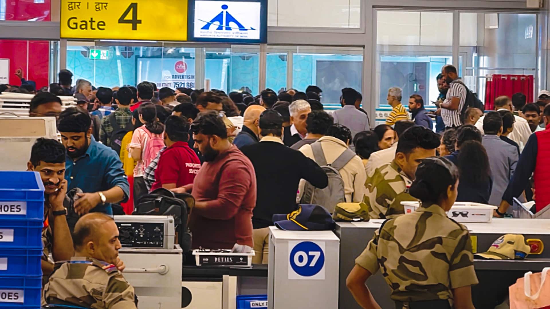 इंडिगो की उड़ानों पर आज भी दिखा असर, अभी तक 300 से अधिक उड़ानें रद्द