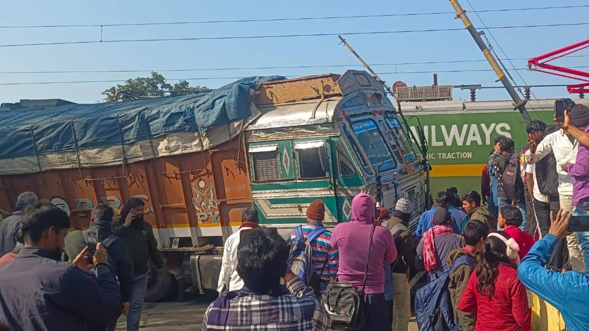 झारखंड: देवघर में फाटक बंद न होने से पहले क्रासिंग पर खड़े ट्रक से टकराई ट्रेन