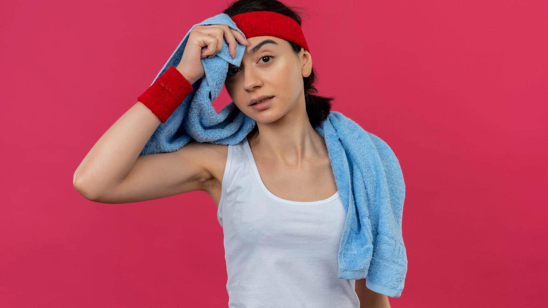 ऑफिस में काम करते समय चेहरे पर पसीना आने से रोकने के लिए 5 सुझाव