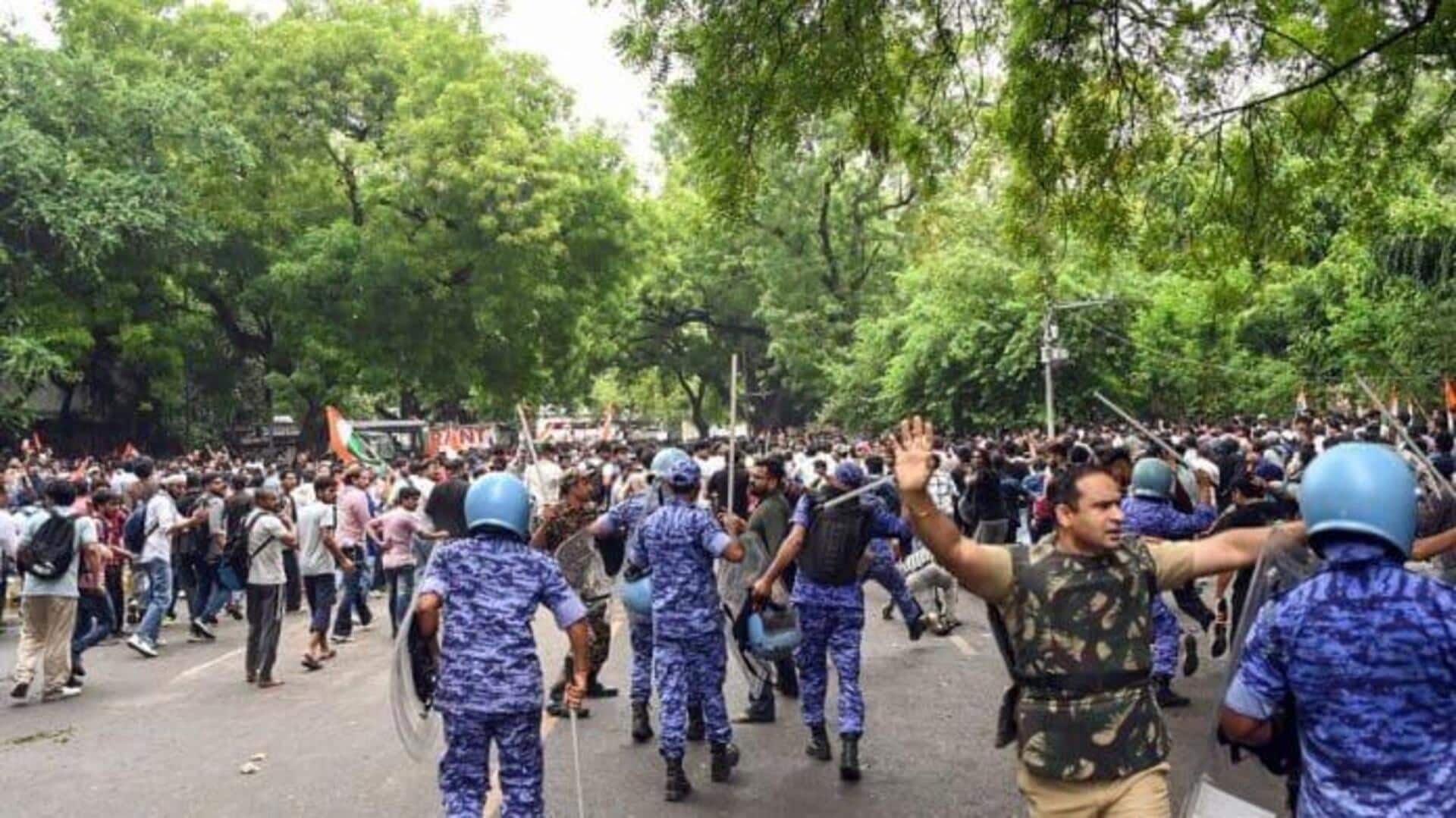 दिल्ली में संसद मार्च के लिए उमड़ी भीड़ पर पुलिस का लाठीचार्ज, आंसू गैस के गोले दागे