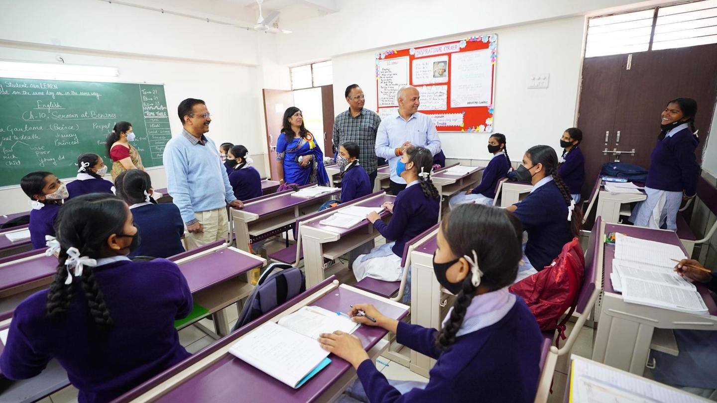 दिल्ली: केजरीवाल ने सरकारी स्कूलों में 12,430 स्मार्ट क्लासरूम का किया उद्घाटन
