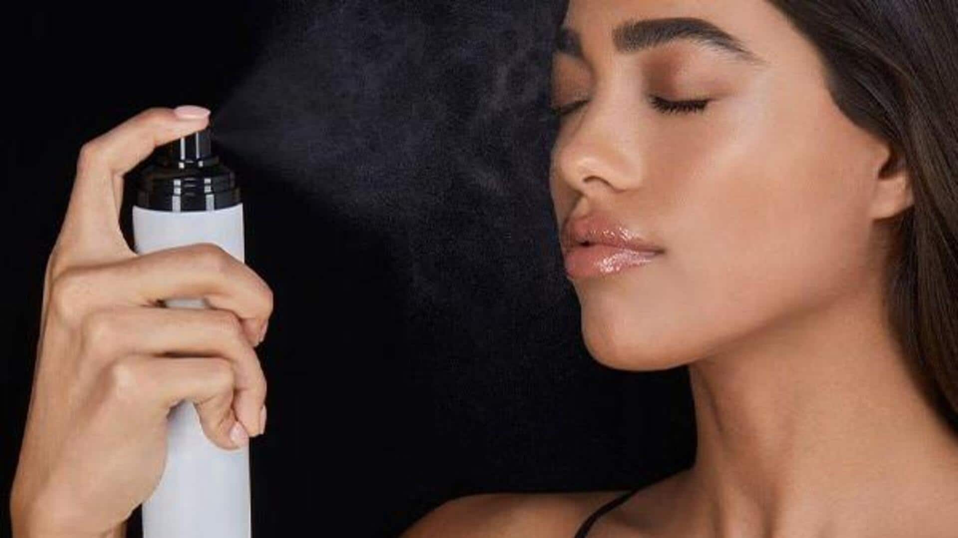 ग्लॉसी बनाम मैट सेटिंग स्प्रे: गर्मी में मेकअप को टिकाए रखने के लिए क्या चुनें?