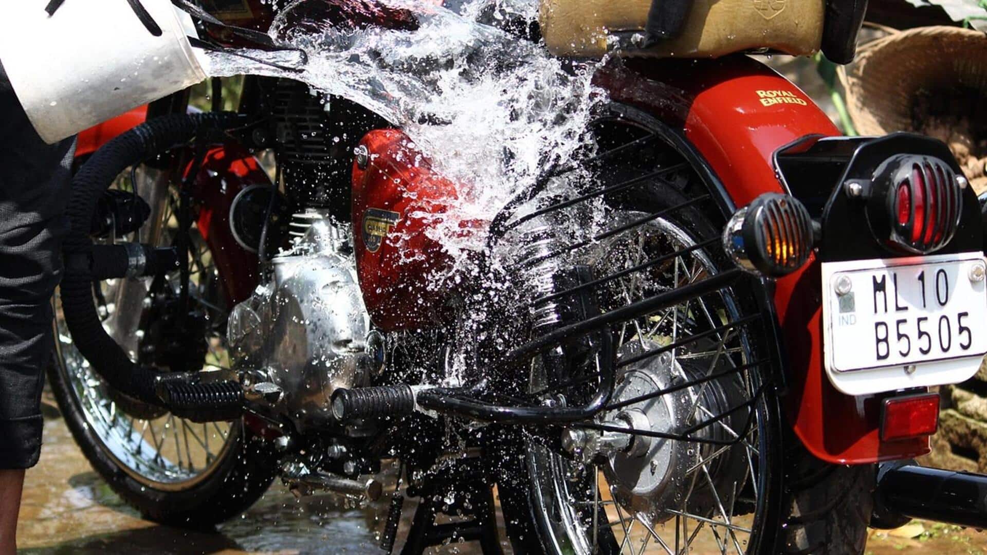 बाइक को धोते समय इन बातों का रखें ध्यान बाइक को धोते समय इन बातों का रखें ध्यान