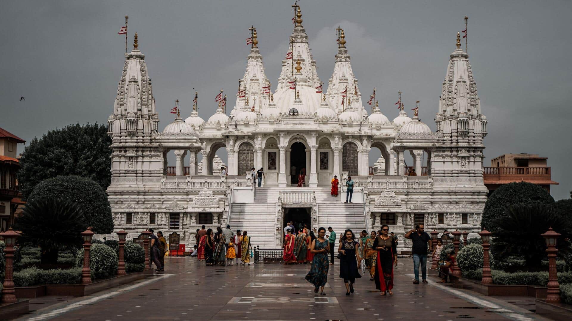 धार्मिक और सांस्कृतिक स्थलों पर यात्रा करते समय न करें ये गलतियां