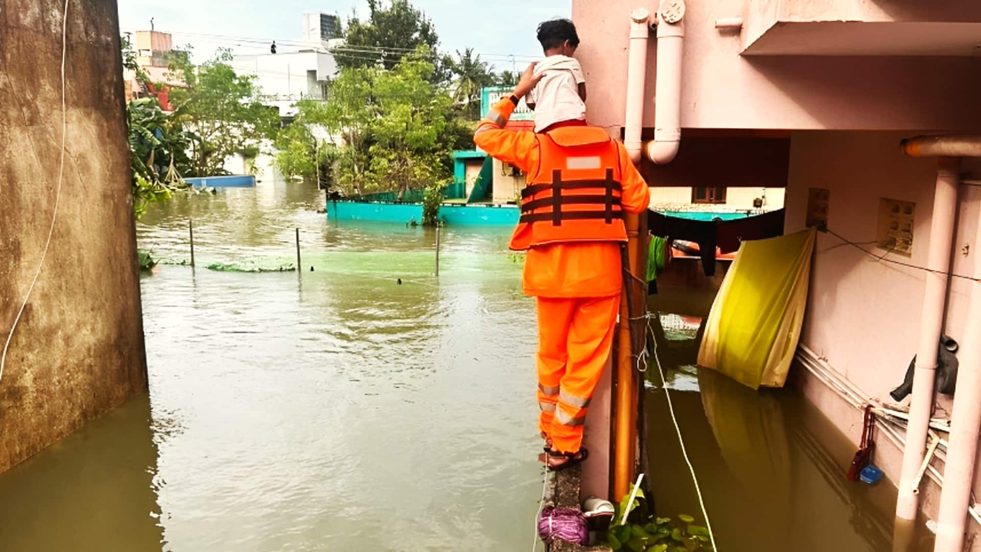चेन्नई: बाढ़ के पानी से सड़कें अभी तक लबालब, स्कूल-कॉलेजों की शुक्रवार तक छुट्टी