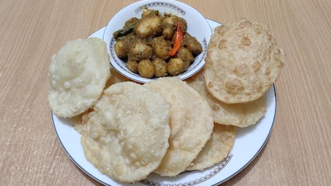 कोलकाता घूमने जाएं तो इन 5 मशहूर बंगाली व्यंजनों का जरूर करें सेवन
