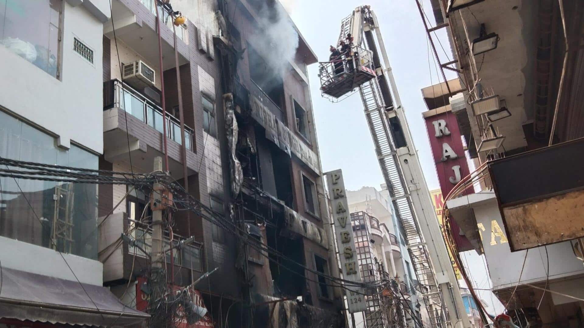 दिल्ली के पालम में आग हादसे का भयावह वीडियो आया सामने, बच्चों को ऊपर से फेंका