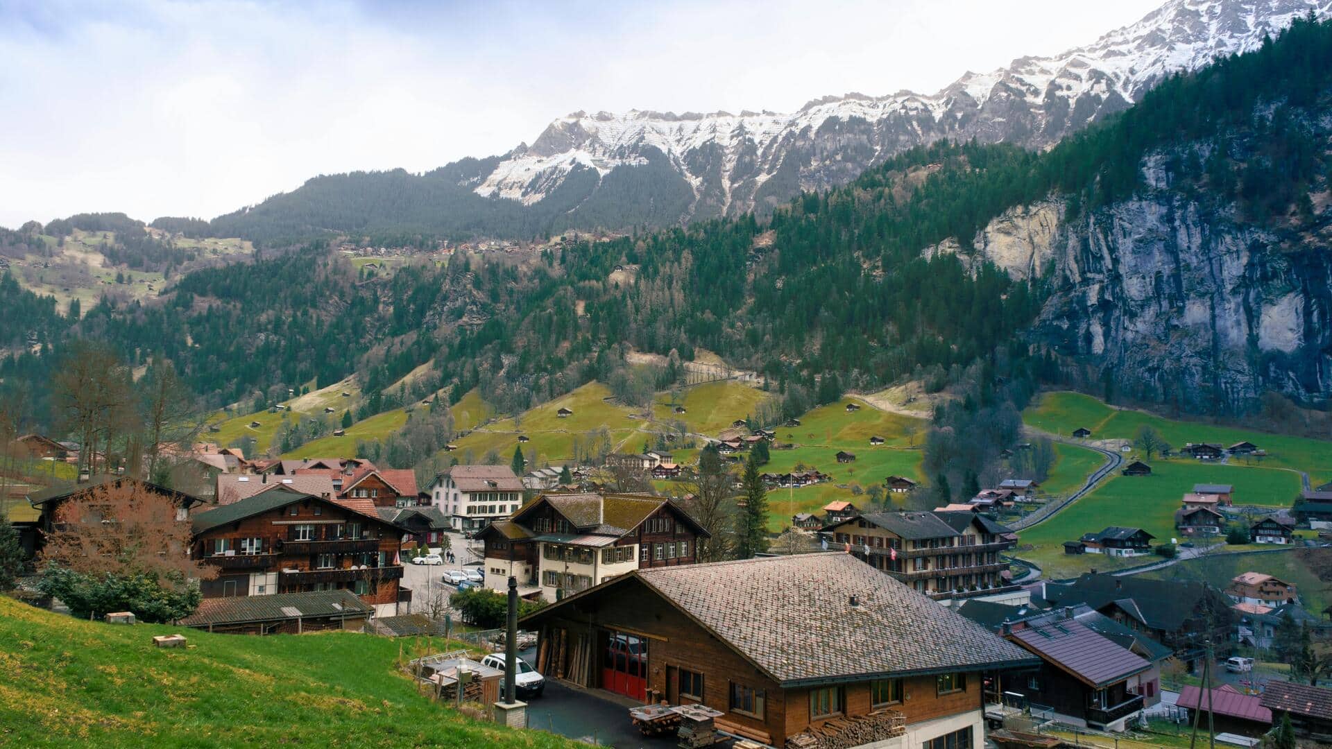 स्विट्जरलैंड में यात्रा कर रहे हैं तो अल्पाइन गांवों में इन 5 जगहों पर जरूर जाएं