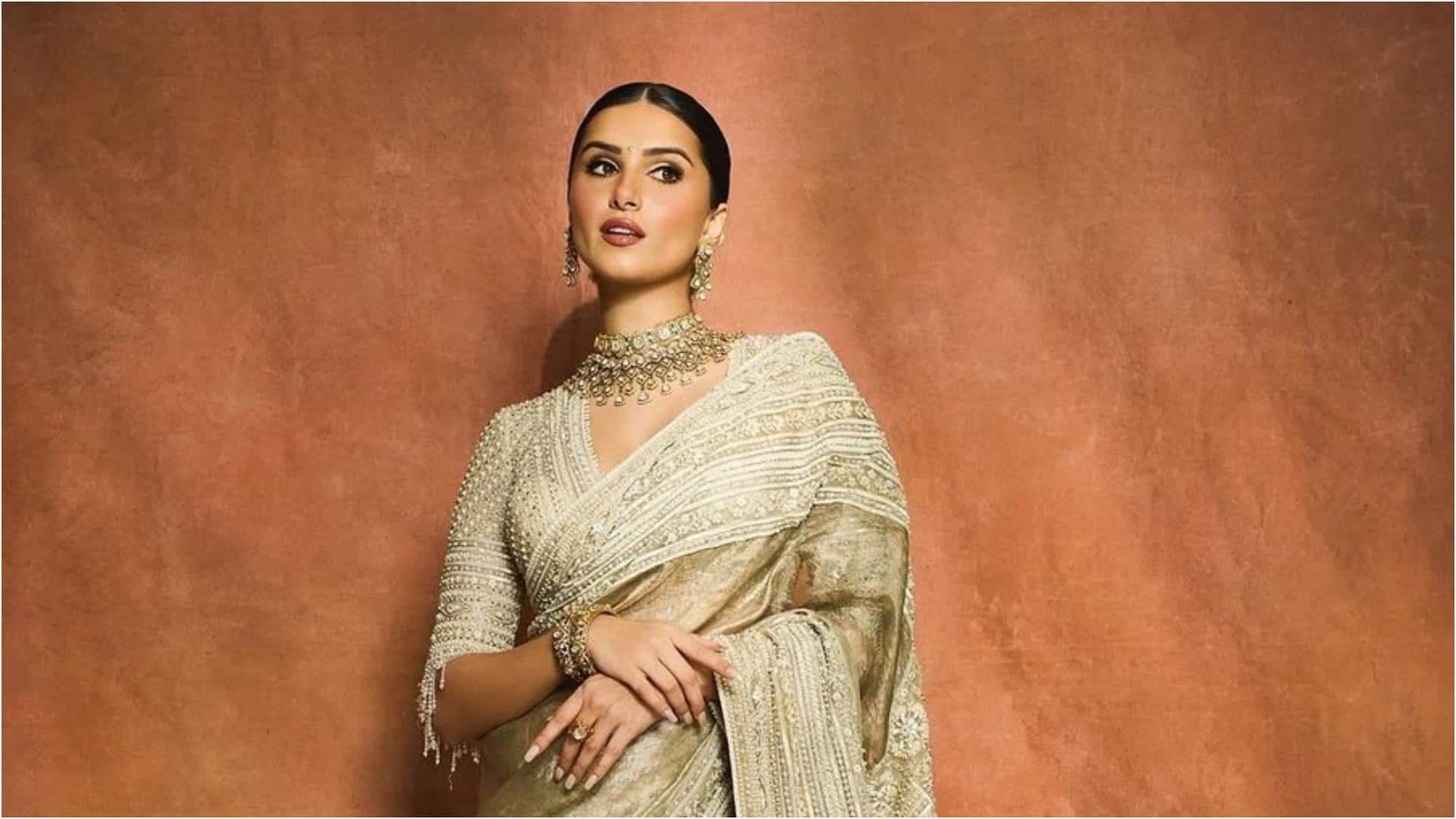 तारा सुतारिया की इस साड़ी की कीमत जानकर चौंक जाएंगे आप, यहां देखिए तस्वीरें तारा सुतारिया की इस साड़ी की कीमत जानकर चौंक जाएंगे आप, यहां देखिए तस्वीरें