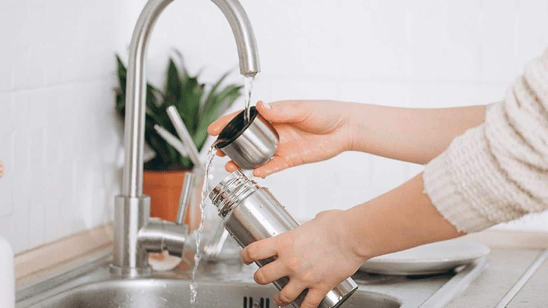 अपनी पानी की बोतल को साफ रखने के लिए अपनाएं ये सुझाव, नहीं आएगी कोई दुर्गंध